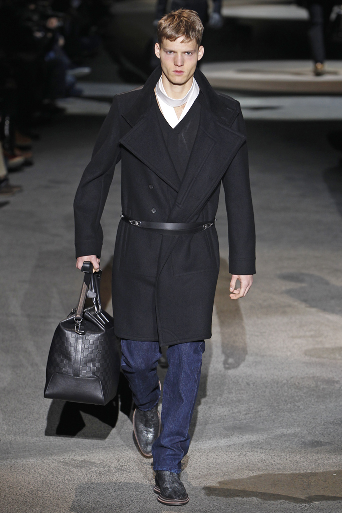 Louis Vuitton 2011 ﶬbDƬ