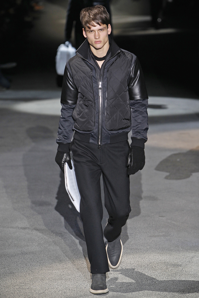 Louis Vuitton 2011 ﶬbDƬ