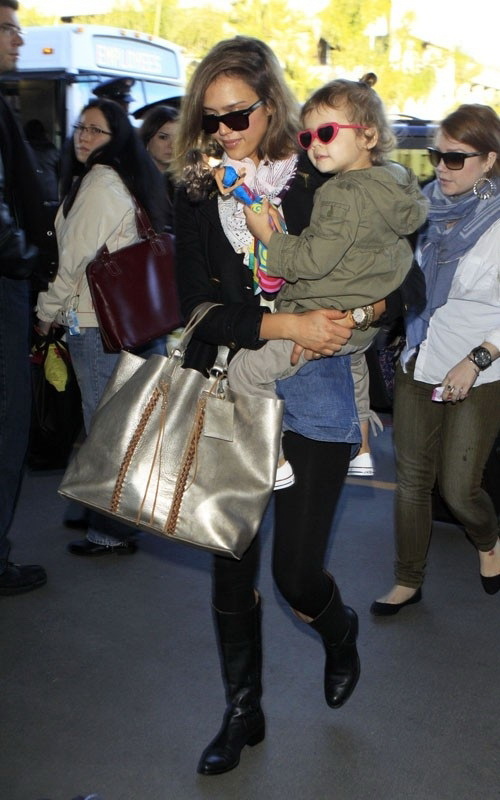 Jessica Alba c Ralph Lauren Spring 2011  laced leather toteDƬ