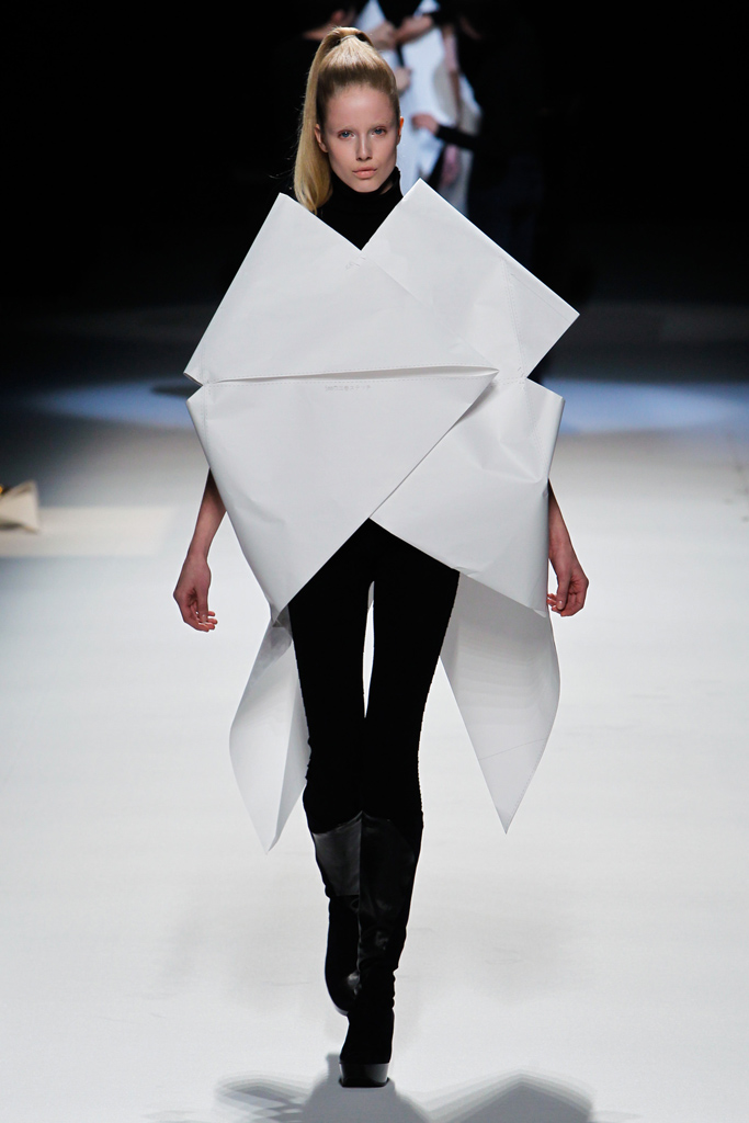 Issey Miyake 2011秋冬成衣