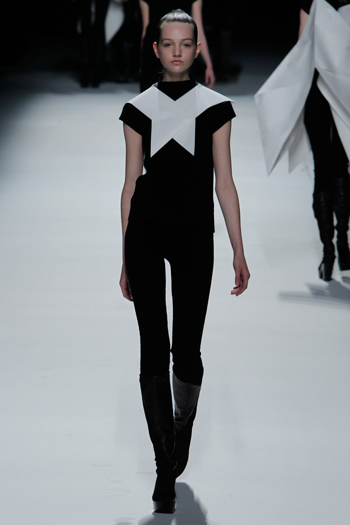 Issey Miyake 2011秋冬成衣