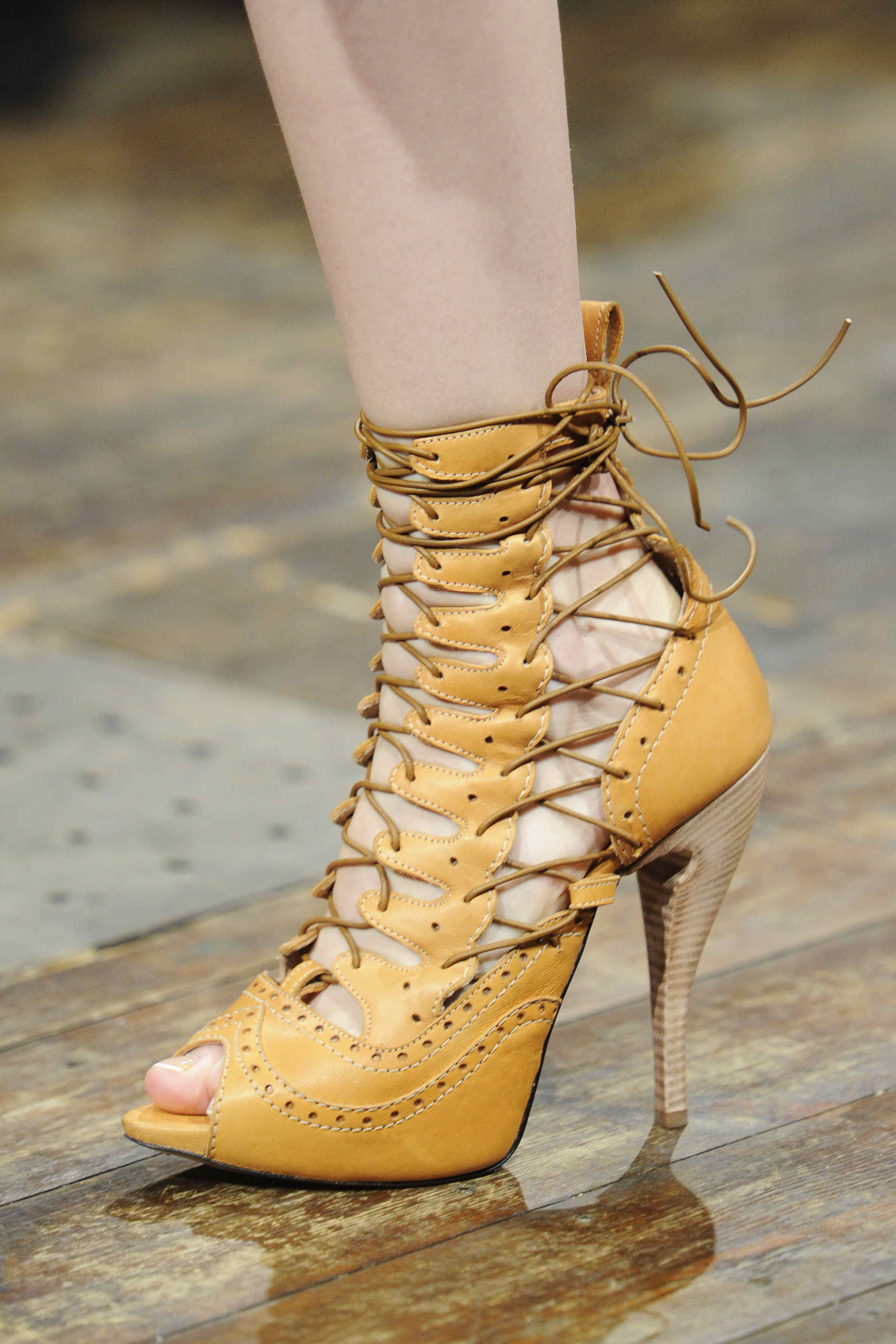 Julien Macdonald 2011ﶬŮʿЬĸDƬ