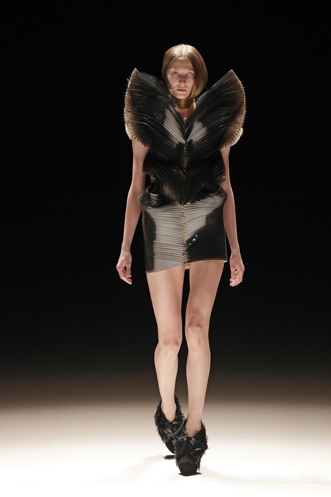 Iris van Herpen presented by Mercedes-Benz and ELLE 2012(chng)DƬ