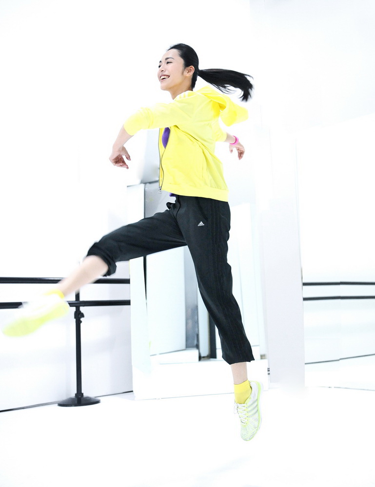 阿迪達斯女子訓練2012春季經典三條紋系列高清圖片