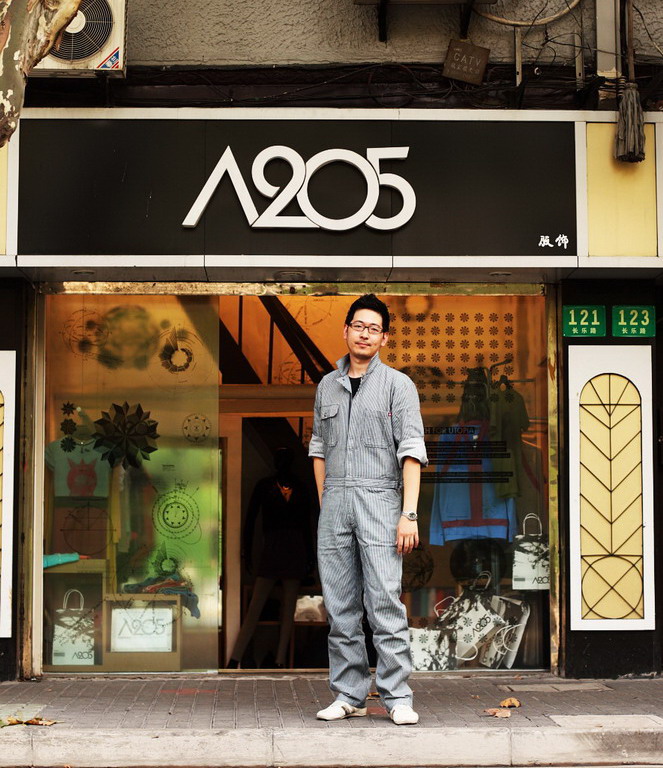 Chase Ma<br>
A205設計工作室創始人，創意總監<br>
 <br>
一個新加坡人、在美國讀完最好的商學院，到中國上海創立了設計工作室，在國內外陸續開設專賣店，將服裝設計、平面設計、室內設計等融合在一起，每一個季度推出一個嶄新的主題，引領時尚潮人從一個興奮點走到下一個興奮點。這樣獨特的創新意識，讓他身上的多元文化特質表現的淋漓盡致，這正好也是他穿著Dickies連身工裝的特殊新意所在吧。 