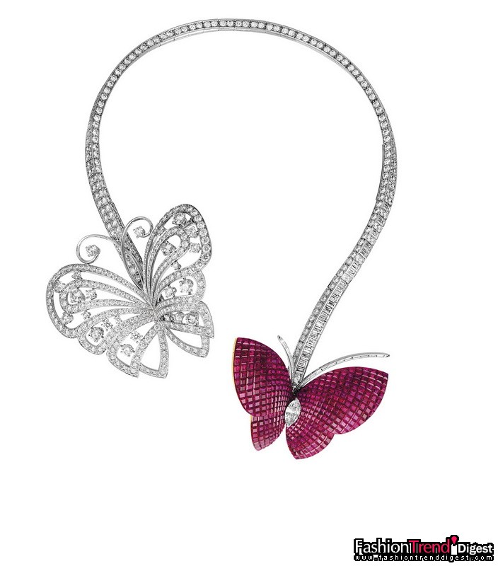 自然之師：Mystery Set Butterfly 隱密式鑲嵌蝴蝶項鏈<br>
黃金、鉆石及隱密式鑲嵌紅寶石，2003年<br>
<br>
Butterfly項鏈來自2004年創作的 midsummer Night's Dream 仲夏夜之夢系列，以一雙不規則造型的展翅蝴蝶細意妝點胸前，可拆分為胸針的蝴蝶由鋪鑲的寶石勾勒出真切動人的神韻，分別以總重34.20克拉的隱密式鑲嵌紅寶石及欖形切割鉆石、以及鋪鑲的鉆石造型。項圈鑲嵌于黃、白金鑄造的無扣彈性弧圈上，化作由圓形和長方形切割鉆石鋪就的長河，鉆石總重35.06克拉。這款作品是 Van Cleef & Arpels 梵克雅寶情有獨鐘的可轉換式設計風格的代表。<br>
<br>
私人藏品 