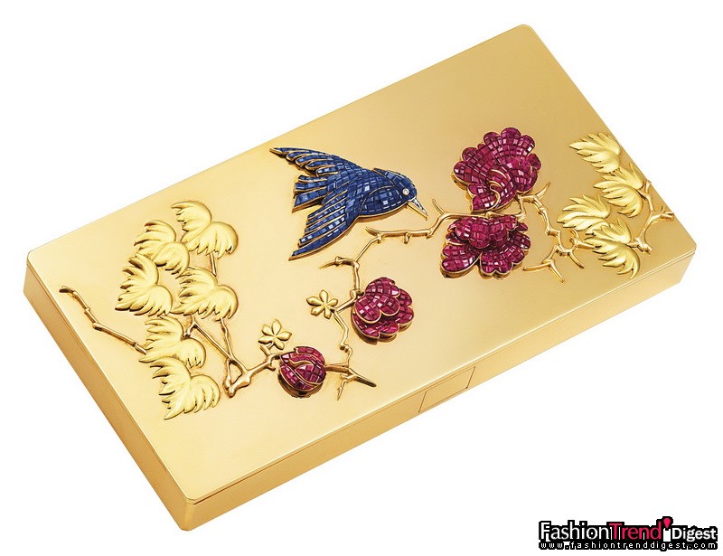 自然之師：Mystery Set Hummingbird 隱密式鑲嵌蜂鳥圖案盒子<br>
黃金、玫瑰金及綠啞金，隱密式鑲嵌藍寶石、隱密式鑲嵌紅寶石及鉆石，1938年<br>
<br>
隱密式鑲嵌法與 Van Cleef & Arpels 梵克雅寶息息相關，也許因為其精巧隱密的結構能令人想起一個美妙的奇幻世界。<br>
<br>
隱密式鑲嵌的珠寶珍品是高級珠寶界中耀眼的明星，這件驚艷的代表性作品即融韻了精湛的技藝與視覺的享受。隱秘式鑲嵌法的奧秘在于一張用于固定寶石、工藝極度精細的金網，緊貼每顆各具形態的切割寶石，寶石可通過細小的軌道滑入其中。此法可隱藏所有傳統方式中用于鑲嵌的爪托，以寶石組成綿密無縫的璀璨表面上不見一絲金屬痕跡，締造至臻和諧的完美效果，夢幻般輕靈躍動的光影宛若在鏡子上舞蹈。以隱密式鑲嵌技術打造的珠寶美態無可比擬，正如這方以黃金、綠啞金及玫瑰金鑄造的盒子，隱密式鑲嵌藍寶石蜂鳥和隱密式鑲嵌紅寶石花朵圖案在紅金和綠啞金葉片的襯托下，瑰麗處無出其右。這款華美的盒子由埃及 Nazli 皇后委托制造。<br>
<br>
Van Cleef & Arpels 梵克雅寶典藏 