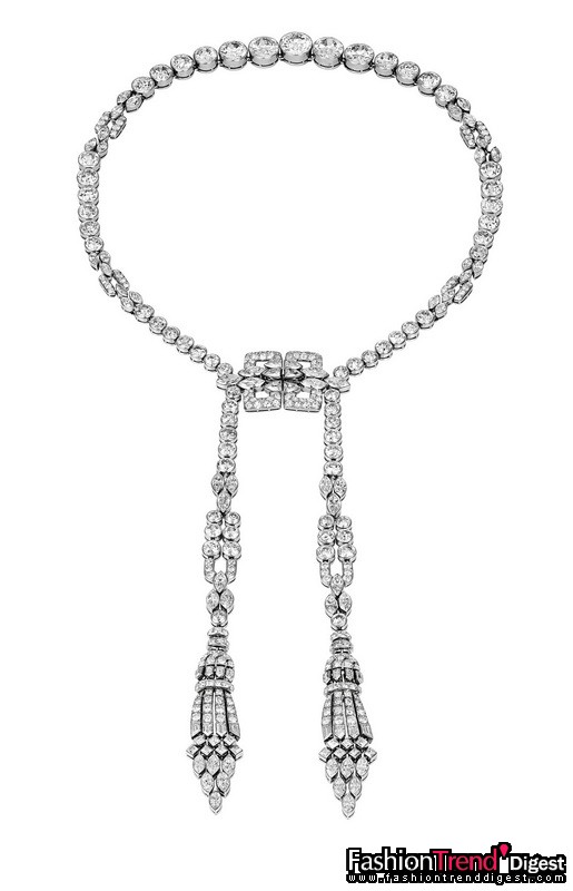 優(yōu)美之師：Art Deco 項(xiàng)鏈<br>
鉑金及鉆石，1927年<br>
<br>
Van Cleef & Arpels 梵克雅寶是1920至30年代發(fā)展裝飾藝術(shù)（Art Deco）珠寶的先鋒。這時(shí)期的女性以時(shí)裝風(fēng)格的強(qiáng)烈轉(zhuǎn)變宣告其內(nèi)心的解放：她們把秀發(fā)剪短，涂上鮮艷口紅，袒露出手臂，束胸并穿上"Flapper"風(fēng)格的低腰短裙。男孩兒般的"à la garçonne"風(fēng)格造型體現(xiàn)在長(zhǎng)項(xiàng)鏈、長(zhǎng)吊飾耳環(huán)、鉆石腕表、裙裝胸針及派對(duì)戒指上。裝飾藝術(shù)（Art Deco）強(qiáng)調(diào)修長(zhǎng)直線(xiàn)、對(duì)稱(chēng)的幾何造型、抽象設(shè)計(jì)和對(duì)比強(qiáng)烈的色調(diào)，如鉑金及鉆石。<br>
<br>
這串Art Deco長(zhǎng)項(xiàng)鏈?zhǔn)沁@派美學(xué)的代表作，以鉑金鑲嵌圓形及欖形鉆石，方形的別針上垂著兩縷鉆石鏈串。配合心情和服裝造型，項(xiàng)鏈垂飾置于胸前或背后皆可，演繹鉆石瀑布的無(wú)窮魅力。<br>
<br>
Van Cleef & Arpels 梵克雅寶典藏 