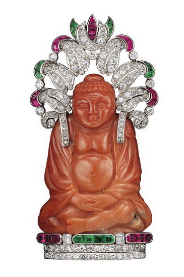 搜奇之師：Meditating Buddha胸針<br>
紅珊瑚、白金、綠寶石、紅寶石及鉆石，1927年<br>
<br>
品牌于1920年代發展出更多元化的創作風格，除埃及和印度外，中國和日本的宗教象征亦成為品牌不斷借鑒的創作主題。品牌以精湛的設計和工藝，打開亞洲文化的瑰麗大門。<br>
<br>
佛陀數十年來一直是品牌珍視的靈感之師。<br>
<br>
這枚Meditating Buddha胸針以紅珊瑚雕成，底座和頭飾設計成蓮花模樣，鑲嵌綠寶石、紅寶石和鉆石。<br>
<br>
Van Cleef & Arpels 梵克雅寶典藏 