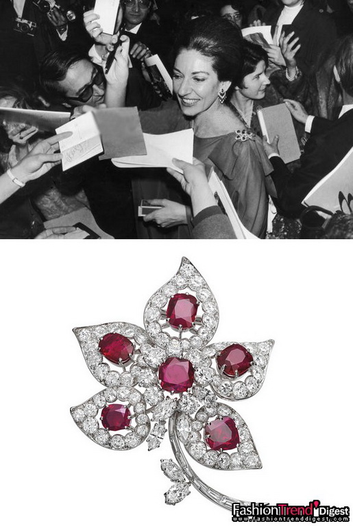 靈氣之師：歌劇名伶瑪莉亞•卡拉斯 (Maria Callas) 珍藏的紅寶石花朵<br>
鉑金、紅寶石及鉆石，1967年<br>
<br>
希臘傳奇女高音瑪莉亞•卡拉斯 (Maria Callas) 的獨(dú)特魅力和超凡歌聲令世人難忘。以優(yōu)雅見(jiàn)稱的她利用時(shí)裝和珠寶營(yíng)造迷人風(fēng)格。瑪莉亞•卡拉斯 (Maria Callas) 素愛(ài)珠寶，亦是品味超然的珠寶收藏家。<br>
<br>
"La Divina"(卡拉斯的昵稱) 最愛(ài) Van Cleef & Arpels 梵克雅寶的創(chuàng)作，總不放過(guò)每個(gè)造訪品牌Place Vendôme旺多姆廣場(chǎng)22號(hào)店的機(jī)會(huì)。當(dāng)她戀上希臘船王亨奧納西斯 (Aristotle Onassis) 后，全情投入的她便為愛(ài)郎穿梭異地。奧納西斯為表愛(ài)意亦向佳人送贈(zèng)多款   Van Cleef & Arpels 梵克雅寶珍品。這位擁有一雙迷人黑眸子的歌劇"女神"每次穿上長(zhǎng)裙配襯Van Cleef & Arpels 梵克雅寶的瑰麗光采，總會(huì)艷驚四座。<br>
<br>
Van Cleef & Arpels 梵克雅寶為她特別設(shè)計(jì)過(guò)眾多作品，當(dāng)中包括一串以圓形鉆石和珍珠鑲嵌的Lion項(xiàng)鏈、一雙鉆石Cascade及Camellia耳環(huán)、一串鑲嵌梨形鉆石的瑰麗鉆石項(xiàng)鏈、一枚于1967年創(chuàng)作，以鉆石和緬甸紅寶石鑲嵌的五葉胸針。這枚著名的鉑金胸針鑲有橢圓枕形緬甸紅寶石、圓形鉆石、欖形鉆石及長(zhǎng)方形切割鉆石。紅寶石共重15.77克拉，而鉆石則重16.35克拉。<br>
<br>
Van Cleef & Arpels 梵克雅寶典藏 