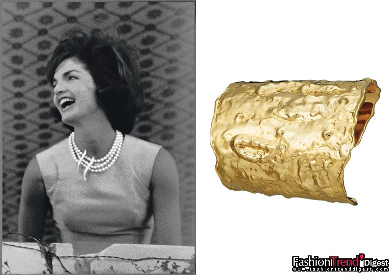 杰奎琳•肯尼迪•奧納西斯(Jacqueline Kennedy Onassis)多次配戴的Etruscan手鐲 (復制品)<br>
手錘黃金，1972年<br>
<br>
美國肯尼迪家族的神秘魅力不少源自約翰肯尼迪的法裔妻子——魅力非凡的杰奎琳•肯尼迪•奧納西斯 (Jacqueline Kennedy Onassis)。她為美國"第一夫人"的形象添上年輕、優雅、聰慧和富有教養的迷人氣質。她在不經意間流露出的時尚與雍容的風格令世界為之傾倒。無數女士仿效她的著裝和造型。品味超然的她毫不費勁就將高級訂制時裝的華麗風格和典雅魅力完美融合。她是永遠的時尚女神，是優美和璀璨的化身。<br>
<br>
杰奎琳在 Van Cleef & Arpels 梵克雅寶找到可與她匹配的優雅和瑰麗。自約翰•肯尼迪于1953年給未婚妻送上一枚Van Cleef & Arpels梵克雅寶鉆石及綠寶石訂婚指環后，這對眷侶即與品牌結下不解之緣。<br>
<br>
其后，杰奎琳購入Flame及Leaves胸針 (她在法國總統戴高樂 (charles de Gaulle) 設于凡爾賽宮的舞會中戴上兩者)、一套珊瑚珠寶、一枚動人的Scarecrow胸針、以黃金絲編制而成的晚裝手袋，及一枚于1972年設計的伊特魯里亞風格不規則造型錘金手鐲。<br>
杰奎琳的第二任丈夫——希臘造船業大亨奧納西斯， 亦在20世紀60至70年代，即二人訂婚至結婚期間，送給她無數Van Cleef & Arpels梵克雅寶的精品創作。當中包括一枚61.17克拉鉆石及拱形綠寶石指環、一串印度風格Leaf and Flowers項鏈，和一雙Leaf紅寶石耳環。<br>
<br>
Van Cleef & Arpels 梵克雅寶典藏 