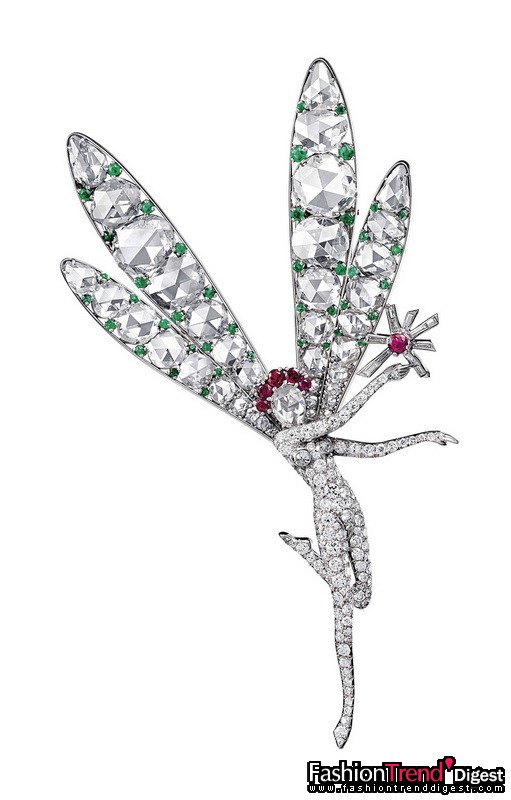 Barbara Hutton 于1940年代購(gòu)自 Van Cleef & Arpels 梵克雅寶比弗利山專門(mén)店的  The Spirit of Beauty 仙女胸針<br>
鉑金、紅寶石、綠寶石及鉆石，1944年<br>
<br>
大自然是Van Cleef & Arpels 梵克雅寶主要的創(chuàng)意泉源。它孕育了無(wú)數(shù)珍奇動(dòng)植物，亦是富含詩(shī)意的魔幻生物如Fairies仙女流連忘返的舞臺(tái)。<br>
<br>
由 Van Cleef & Arpels 梵克雅寶于1940年代創(chuàng)作的仙女系列充滿感性詩(shī)意的氣息和天真爛漫的趣味，是女性優(yōu)雅嫵媚與華麗璀璨的一次完美結(jié)合。仙女們精致典雅的魅力凝韻在活潑俏皮的身影中：有的淘氣地歪著頭，有的俏麗地?fù)]動(dòng)著魔法棒；還有的優(yōu)雅地拍動(dòng)蟬翼。天真與高貴并重的仙女占據(jù)著 Van Cleef & Arpels 梵克雅寶幻想世界里的魔法森林。<br>
<br>
這枚珍貴的Fairy胸針鑲有圓形和玫瑰切割鉆石、圓形切割紅寶石及綠寶石，于1944年由 Barbara Hutton 在 Van Cleef & Arpels 梵克雅寶比弗利山專門(mén)店購(gòu)入。Barbara Woolworth Hutton 生于1912年的紐約。她繼承了百貨業(yè)巨子Frank Winfield Woolworth的豐厚遺產(chǎn)，被稱為「百萬(wàn)元寶貝」。Barbara一生都是鏡頭的焦點(diǎn)。她曾下嫁俄羅斯王子Prince Alexis Mdivani、Prince Troubetzkoy王子、丹麥的count Cort Revenlow伯爵及好萊塢著名男星加里•格蘭特(Cary Grant)。<br>
<br>
她一生收藏大量珠寶珍品，無(wú)論是寶石的質(zhì)量或設(shè)計(jì)的精巧均無(wú)出其右。其中最漂亮的Van Cleef & Arpels 梵克雅寶精品，當(dāng)數(shù)一頂購(gòu)于1967年的鉆石頭冠，這也是她最愛(ài)配戴的藏品之一。她甚至于晚上戴著頭冠，以防不速之客一時(shí)認(rèn)不出她就是那位舉足輕重的奇女子。<br>
<br>
Van Cleef & Arpels 梵克雅寶典藏 