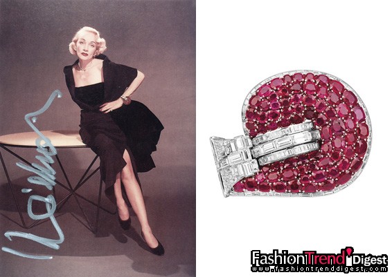 靈氣之師：Jarretiere 手鐲<br>
鉑金、紅寶石及鉆石。由瑪琳•黛德麗 (Marlene Dietrich) 委托制造，約1937年<br>
<br>
永遠的瑪琳•黛德麗 (Marlene Dietrich) 雍容魅惑，傾倒眾生，是好萊塢最璀璨的銀幕女王。她與兩位最要好的朋友：Louis Arpels (Van Cleef & Arpels梵克雅寶創辦人之一) 和著名德裔作家Erich Maria Remarque合力構思了這枚特大號Jarretière鉑金鑲嵌紅寶石及鉆石手鐲，成為Van Cleef & Arpels 梵克雅寶1930年代的經典設計。<br>
<br>
三維設計的手鐲以大圈環為主題，飾以圓形散射的多行枕形切割紅寶石，圍繞拱形環節及以長方形切割鉆石鋪鑲的幾何環節。<br>
<br>
此手鐲在瑪琳的生命中占有重要地位，曾伴隨她出現在無數重要場合。她曾透露手鐲是委托 Van Cleef & Arpels 梵克雅寶巴黎店制作的，這位電影中的「藍天使」曾戴著它亮相阿爾弗雷德•希區柯克(Alfred Hitchcock) 于1950年取景倫敦拍攝的《欲海驚魂》?，斄沼趧≈酗椦菀晃恢溆麡O強的迷人音樂劇明星，因涉嫌謀殺丈夫被審判。<br>
<br>
這是她唯一不舍割愛的珠寶，現已成為其傳家瑰寶。<br>
<br>
私人藏品 