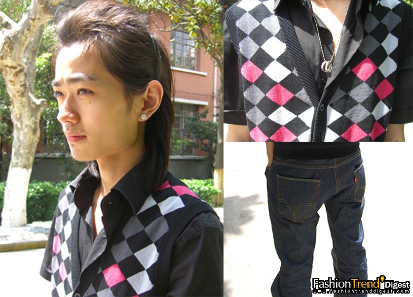Ryochou<br>
上裝：ZARA<br>
下裝：LEVI`S<br>
鞋子與配件：ADIDAS白色運動鞋，施華洛世奇耳釘，H&M<br>
喜歡品牌:DIOR HOMME<br>
穿衣風格:Slim、Cut<br>
購買場所：南京西路、淮海路<br>
關注媒體：MEN`S NON-NO 