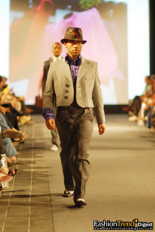 巴塞羅那的the Escuela Superior de Moda y DisenÐo Felicidad Duce畢業生Fashion Show 
